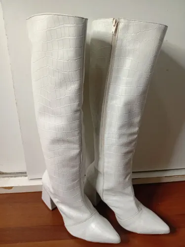 Bota Cano Alto Feminina Croco Salto Grosso e Bico Fino Fecho Zíper Branco