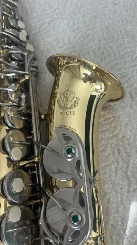Saxofone alto EAGLE SÁ 500