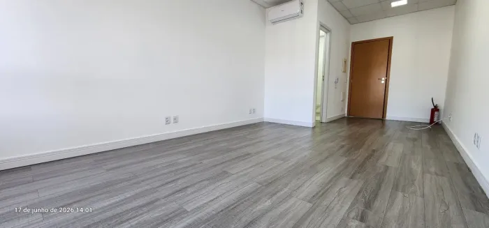 Sala Comercial para Locação em Santana de Parnaíba, Tamboré, 1 banheiro, 1 vaga