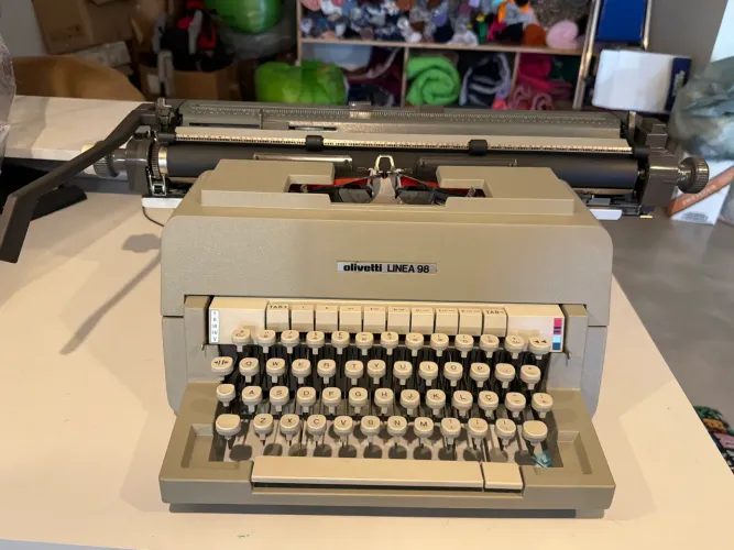 Máquina de escrever Olivetti Linea 98