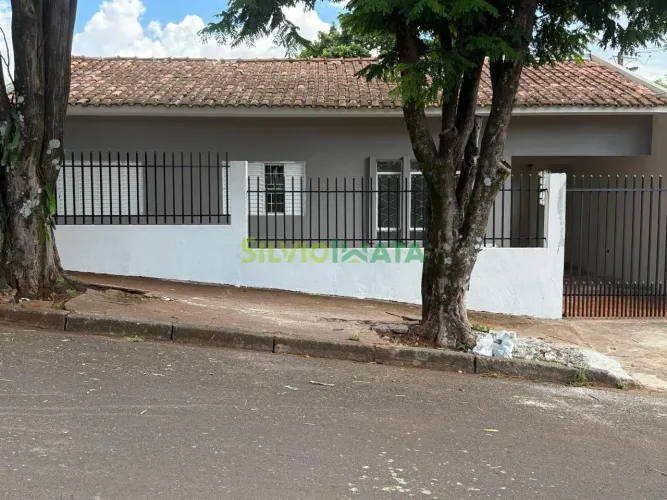 Casa à Venda em Terreno Inteiro - Parque das Laranjeiras em Maringá