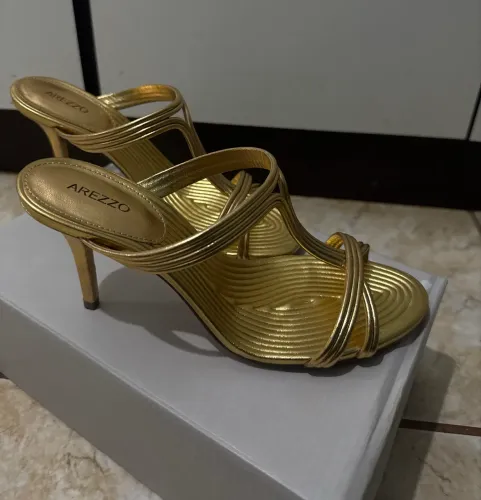 Vendo sandália da arezzo novinha na caixa, nunca usada, valor a negociar