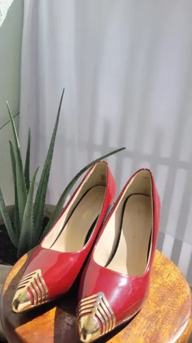 SAPATO ALTO VERMELHO COM DOURADO TAMANHO 36 "MARCA FASH E YIMIDUO"