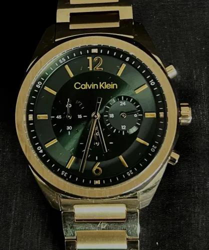 Relógio Calvin Klein com acabamento dourado e mostrador verde escuro.