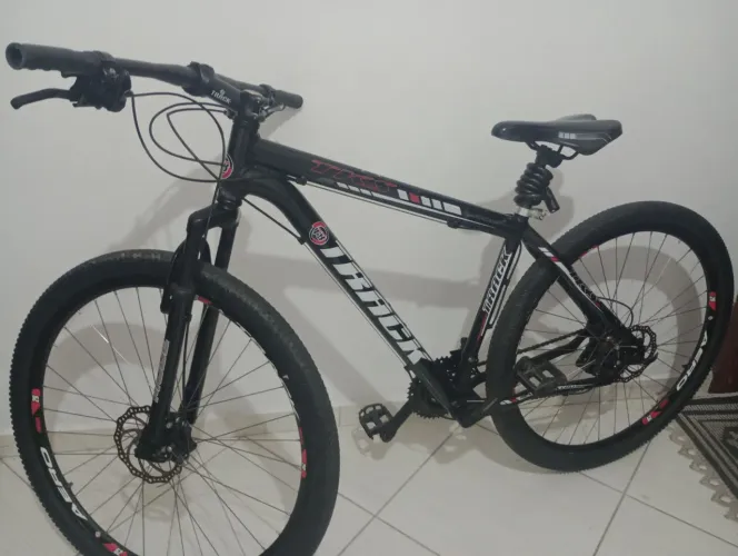 Bike em perfeito estado pegar e andar vendo ou troco por celular em bom estado chama