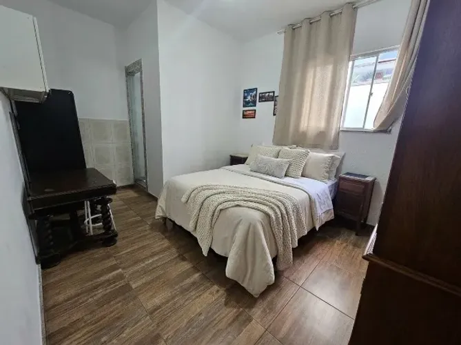Excelente suíte com geladeira no Caiçara. Segurança, conforto e tranquilidade.
