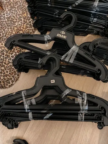 Vendo um lote de cabides de plástico preto