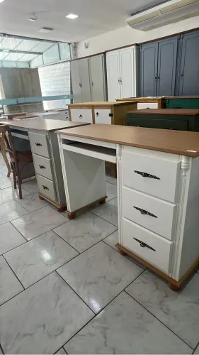 Escrivaninha laqueada
