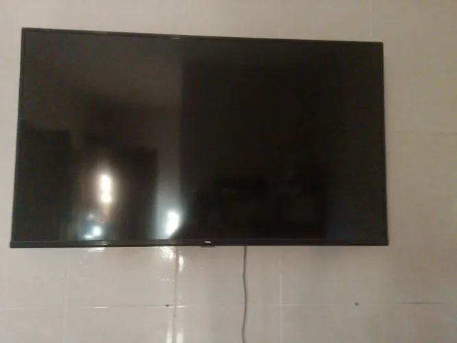 TV TCL 50" com defeito