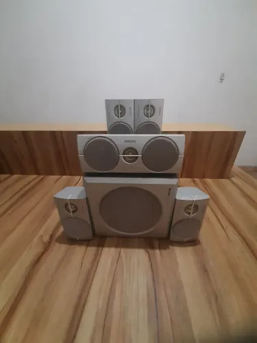 KIT COM CINCO CAIXAS PEQUENAS PHILIPS MAIS SUBWOOFER TOTAL 300 WATS RMS.