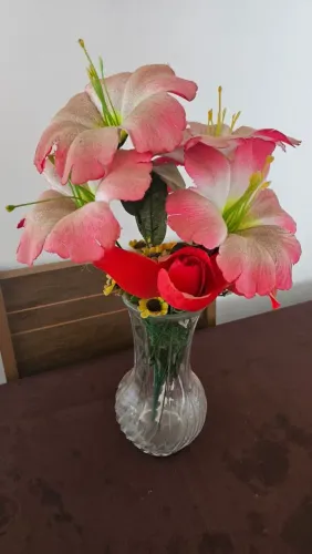 Vaso de vidro com flores artificiais