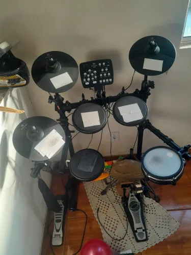 Bateria toda conservada, pad eu coloquei uma proteção. Bateria top de 