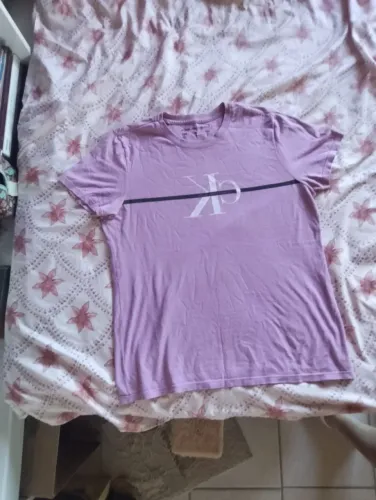 Camiseta babylook lilás Calvin klein original usada tamanho P