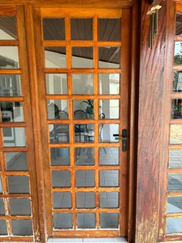 Porta em madeira maciça com vidros - 0,90 m x 2,10 m