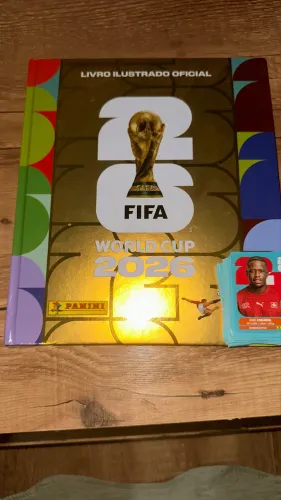 ÁLBUM 2026 DOURADO COM 75 FIGURINHAS PARA COLAR (NÃO COMPLETO)