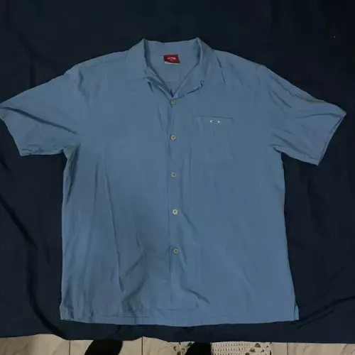 camisa oakley 90s manga curta azul aço c/ logo metálico