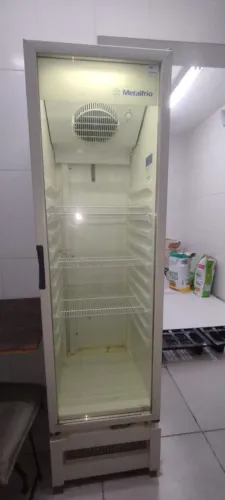 Expositor refrigerado Metalfrio (Geladeira) porta de vidro