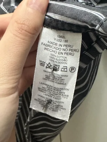 Camisa Lacoste listrada preta e branca tamanho 40