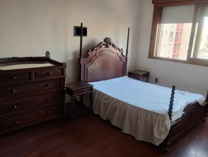 Quarto de mogno, original Manuelino: Cama, criados-mudos, comoda, espelhos e armário.