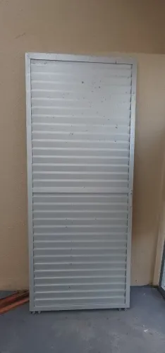 PORTA DE ALUMÍNIO TIPO VENEZIANA