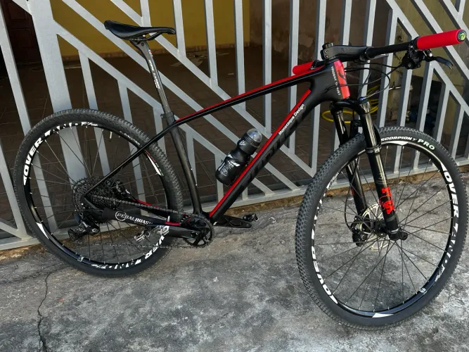 Bicicleta Thrust em Carbono 19