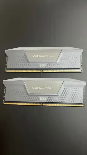 Memória RAM Corsair Vengeance RGB 64GB (2x32GB) DDR5 6000MHz CL40