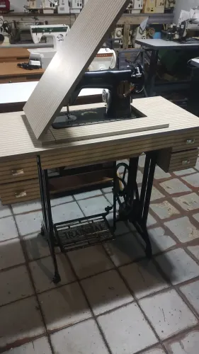 Máquina de costura antiga pronta para trabalhar costura tudo 