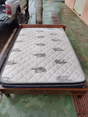 Cama de casal de madeira com colchão
