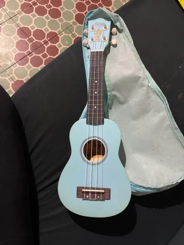 Ukulele semi novo Soprano Azul bebê com Case