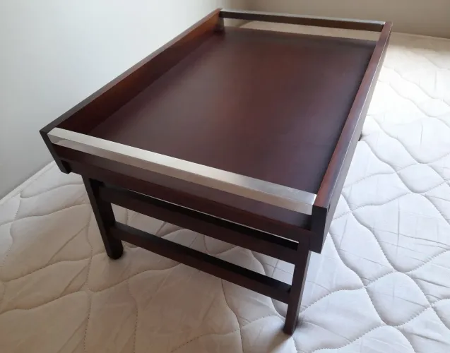 Linda bandeja-mesa em madeira, pés dobráveis, super conservada!