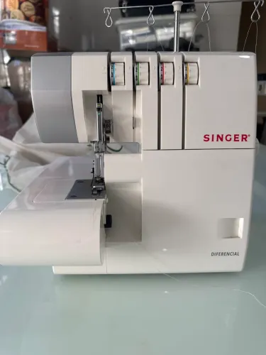 Máquina de costura overlock Singer Overlock - branco