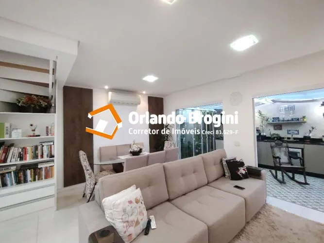 Casa em Condomínio Fechado: 3 dorm. sendo 1 suíte, 2 salas, 3 banheiros, 3 vagas de garage