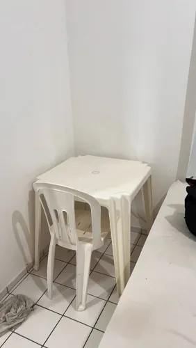 VENDO MESA E CADEIRA EM ÓTIMA QUALIDADE 200$