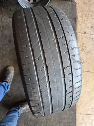 Um pneu 285/40/22 todo em ordem para camionete (160 em 2× no ct