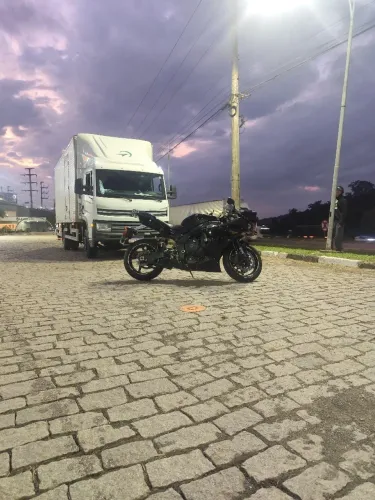 YAMAHA YZF R1 PRETA