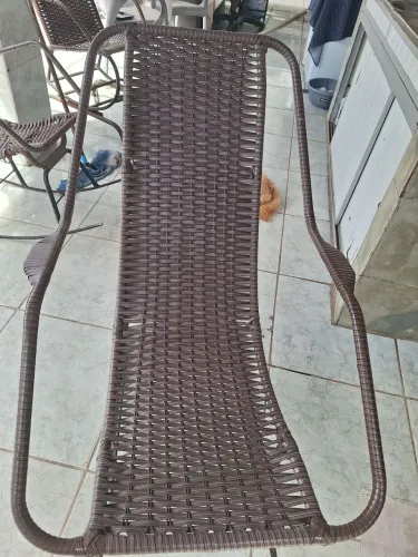 Vendo uma cadeira de balanço em perfeito estados única dona cadeira de cor marrom