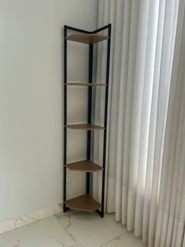 Prateleira de canto estilo industrial 
