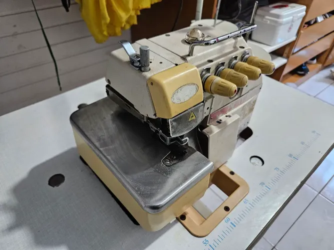 Maquina de costura Overlock Nobma 4 fios Completa
