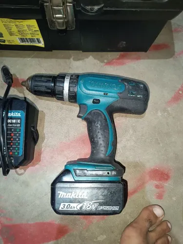 Vendo parafusadeira Makita com carregador. Vem a caixa e a nota