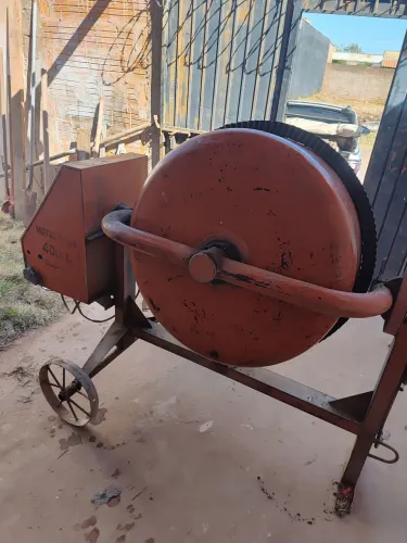 Vendo uma betoneira metal Pama 400l