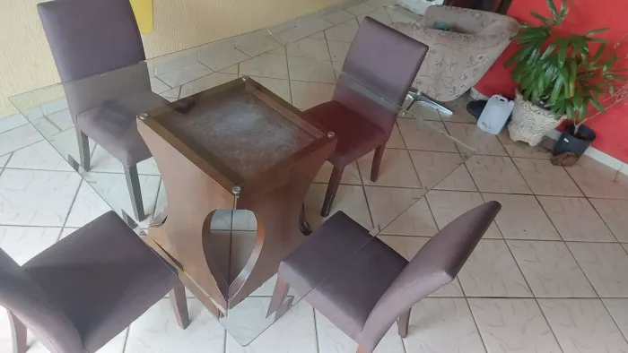 Vendo mesa de vidro tamanho 140x140
