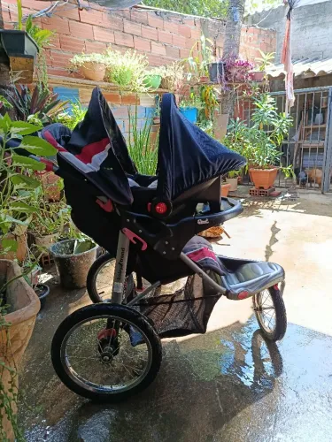 Carrinho de bebê e bebê conforto