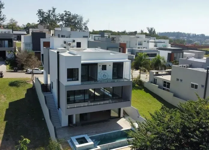 Casa de 3 andares com elevador e vista para mata em Alphaville Nova Esplanada