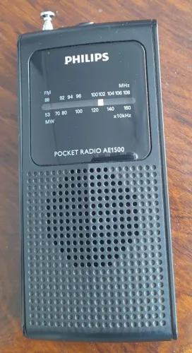 Rádio portátil PHILIPS AE1500X/78 sintonizador FM/MW, alto-falante interno e entrada fone