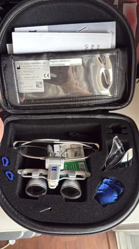 Lupa ZEISS EyeMag Smart 2,5×/450 mm, com armação de titânio tamanho G
