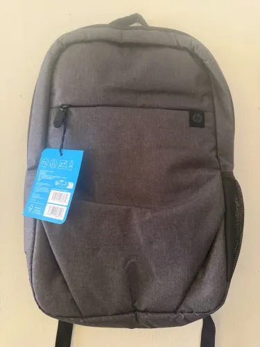 Mochila para laptop HP de até 15,6 polegadas cinza/preta. Design do tecido poliéster.