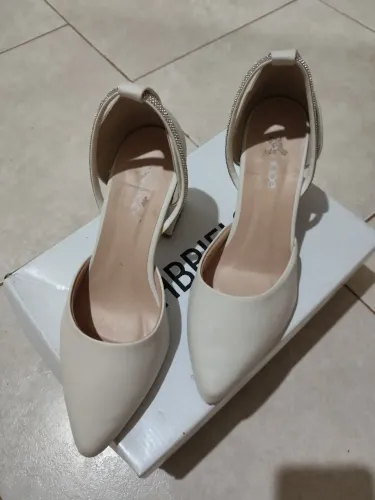 Scarpin Feminino Penélope Tira Strass Off White