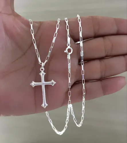 Cordão tijolinho alongado de Prata 925 com medalha crucifixo