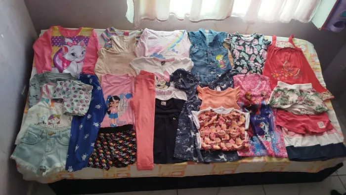 Lote de menina com 20 peças de tamanho 4 anos
