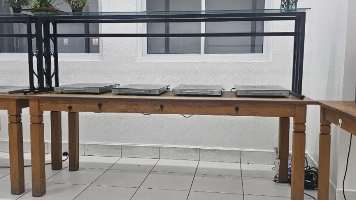 Buffet de madeira rústica com 4 mesas térmicas de vidro e protetor salivar de ferro 